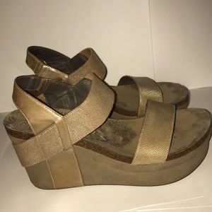 Size 8.5 Gold OTBT platform sandals